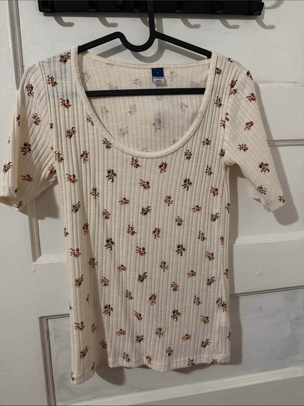 Old Navy Cream Ribbed Scoop Neck Tee with Rust Floral Motif